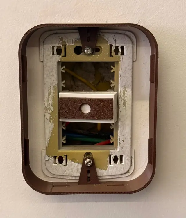 Chassi Alumiô instalado por cima da caixa de luz 4x2