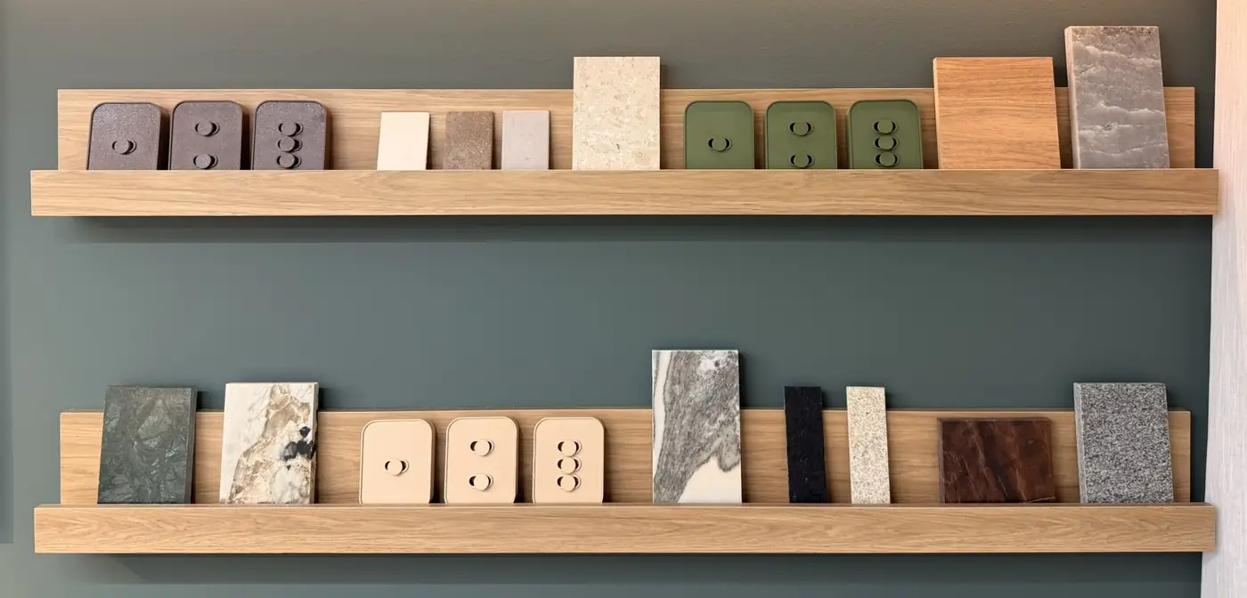 Prateleiras com capas Alumiô e amostras de materiais em tons terrosos